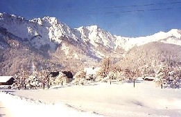 Die verschneite Bergwelt, Blick vom Haus